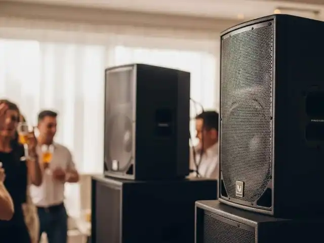Renta de Bocinas para Fiestas - Sistema de Sonido Profesional REDEIL