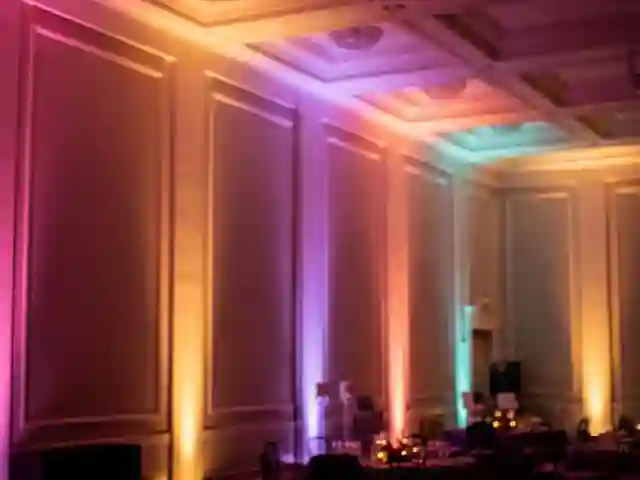 Uplighting arquitectónico profesional en eventos